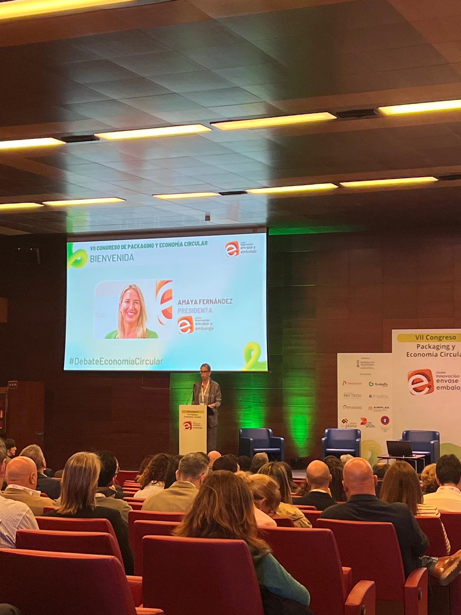 CND_INGESA's tweet photo. 🌍 El Centro Nacional de Dosimetría ha asistido al VII Congreso de Packaging y Economía Circular, celebrado en Feria Valencia y organizado por el Cluster de Innovación de Envase y Embalaje. El evento ha reunido a más de 250 profesionales del sector en un momento clave, marcado por la cuenta atrás hacia un modelo 100 % sostenible. La jornada ha servido como punto de encuentro para debatir sobre los retos que plantea la transición ecológica en el ámbito del envase y embalaje.

📜 Uno de los temas centrales del congreso ha sido el Reglamento Europeo sobre envases y residuos de envases (#UE2025/40), que entrará en vigor en agosto de 2026. Este marco normativo establece exigencias concretas en materia de reciclabilidad, reutilización, reducción de residuos y contenido reciclado. La asistencia a este tipo de encuentros permite a los profesionales conocer de primera mano cómo se está abordando su aplicación, valorar sus implicaciones técnicas y económicas, y compartir experiencias sobre su implementación en distintos sectores industriales.

👏 Desde el Centro Nacional de Dosimetría se agradece al Cluster de Innovación de Envase y Embalaje por la excelente organización del congreso y a los patrocinadores como la @generalitat  Valenciana (consellería de innovación, industria, comercio y turismo), que han facilitado el diálogo entre empresas, instituciones y expertos. La participación activa en este tipo de foros refuerza el compromiso del CND con la sostenibilidad, la innovación y la adaptación normativa, elementos clave para avanzar hacia una economía circular real y efectiva.

#DebateEconomíaCircular
#ReglamentoUE202540
#CNDosimetria