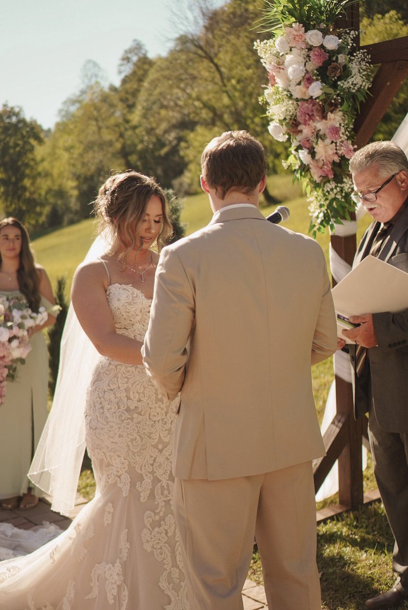 Haley_Renee31's tweet photo. The most beautiful day, marrying the love of my life❤️💕 https://t.co/IvdHIhZvrs