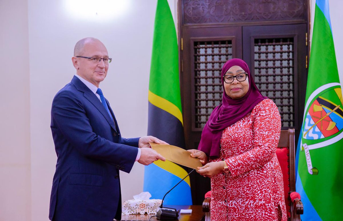 Mzee_busara96's tweet photo. TANZANIA 🇹🇿
Rais wa Jamhuri ya Muungano wa Tanzania Mhe. Dkt. Samia Suluhu Hassan akiwa kwenye mazungumzo na Mhe. Sergei Kiriyenko, Mjumbe Maalum wa Rais wa Jamhuri ya Shirikisho la Urusi Mhe. Vladimir Putin, Ikulu Chamwino mkoani Dodoma tar 6 Nov, 2025.
#TANZANIA https://t.co/owK6IocY0H