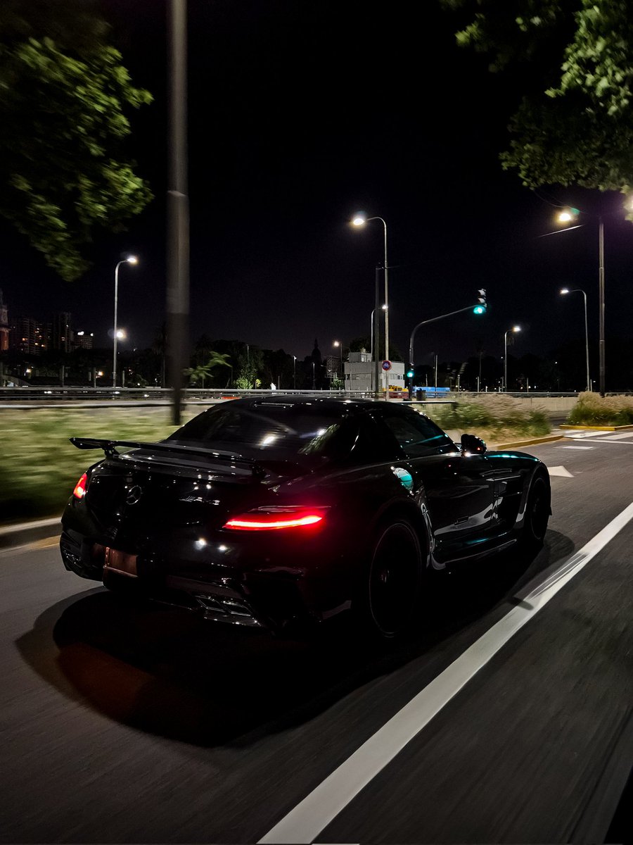 Denle la bienvenida al primer SLS Black Series argentino🦅
Solamente 350 unidades fabricadas, porta un V8 6.2L con 631 cv. Llegó desde Uruguay ayer a la noche, con este, ya son ocho los Black Series en total que hay en nuestro país🇦🇷