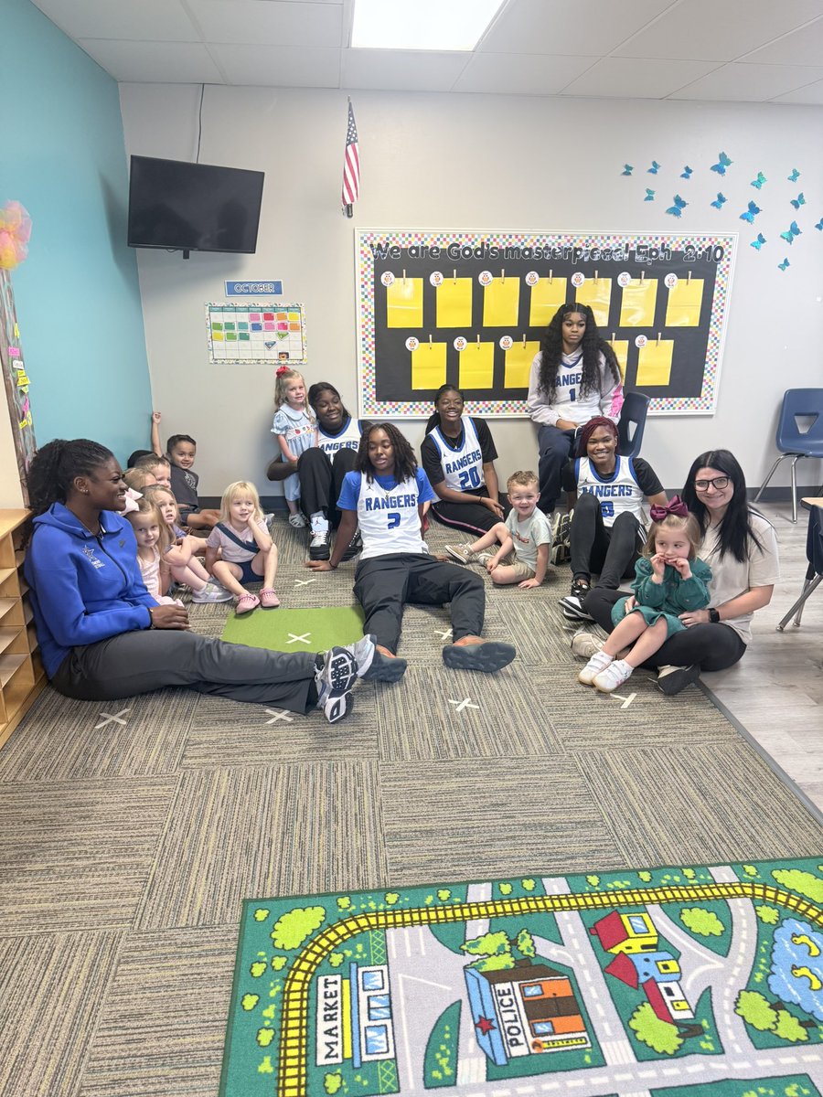 KilgoreWomen's tweet photo. Start the day with purpose.
Start the day with love.
Thank you Forrest Homes for letting the Lady Rangers pour into your future leaders this morning ☀️💙 https://t.co/NoiwpkknNe