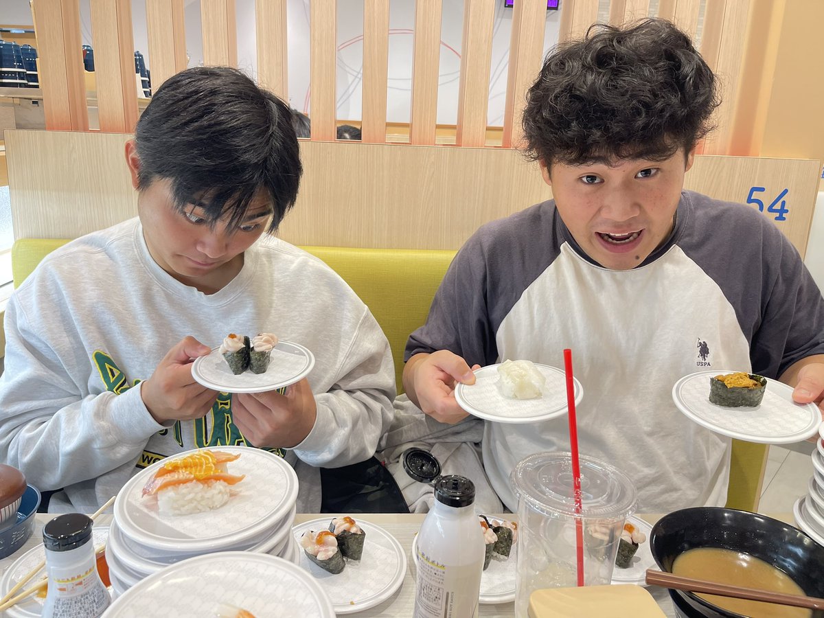 お寿司って楽しく飯トレ出来るから最強ですね🍣💪明日も14:30にグラウンドで会いましょう🏈😘