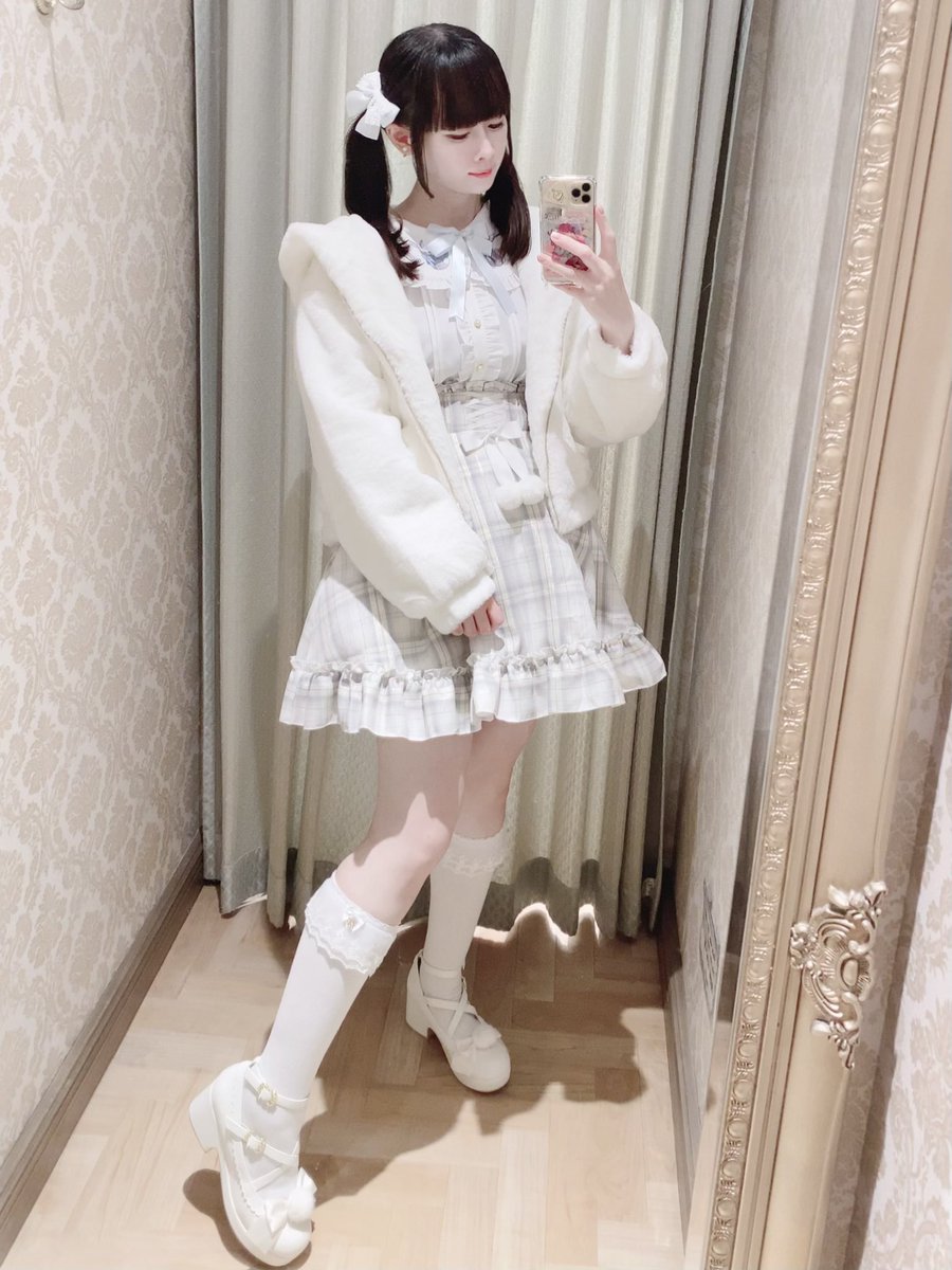 ooe_rin_amavel's tweet photo. 🤍🐇❄️

雪うさぎコーデ

新宿店限定プライス(11/7～9)
⤿ blouse ￥7,975
⤿ ribbon ￥3,300

coat ￥14,960
skirt ￥8,250
shoes ￥8,800

#Amavel #アマベル #まるべる https://t.co/IGd32MgL2j
