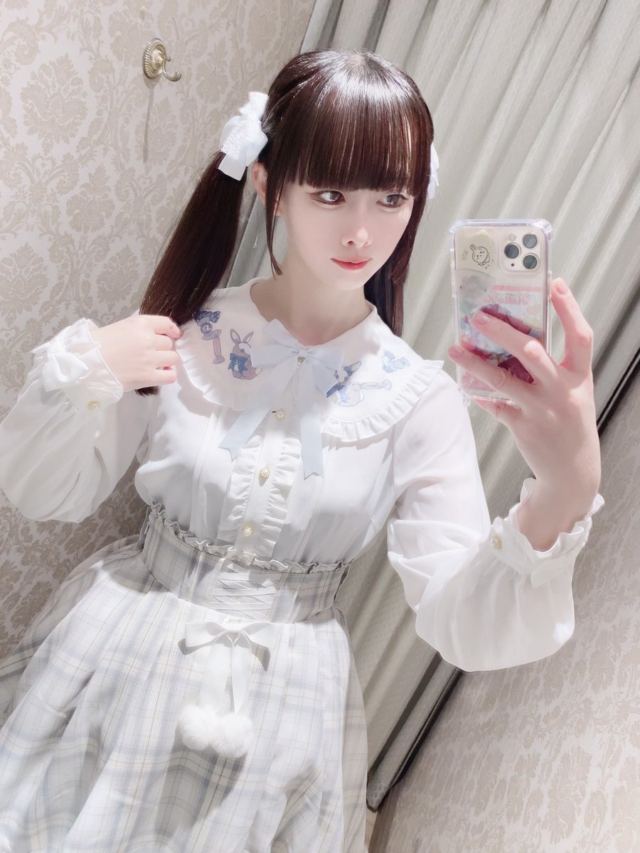ooe_rin_amavel's tweet photo. 🤍🐇❄️

雪うさぎコーデ

新宿店限定プライス(11/7～9)
⤿ blouse ￥7,975
⤿ ribbon ￥3,300

coat ￥14,960
skirt ￥8,250
shoes ￥8,800

#Amavel #アマベル #まるべる https://t.co/IGd32MgL2j