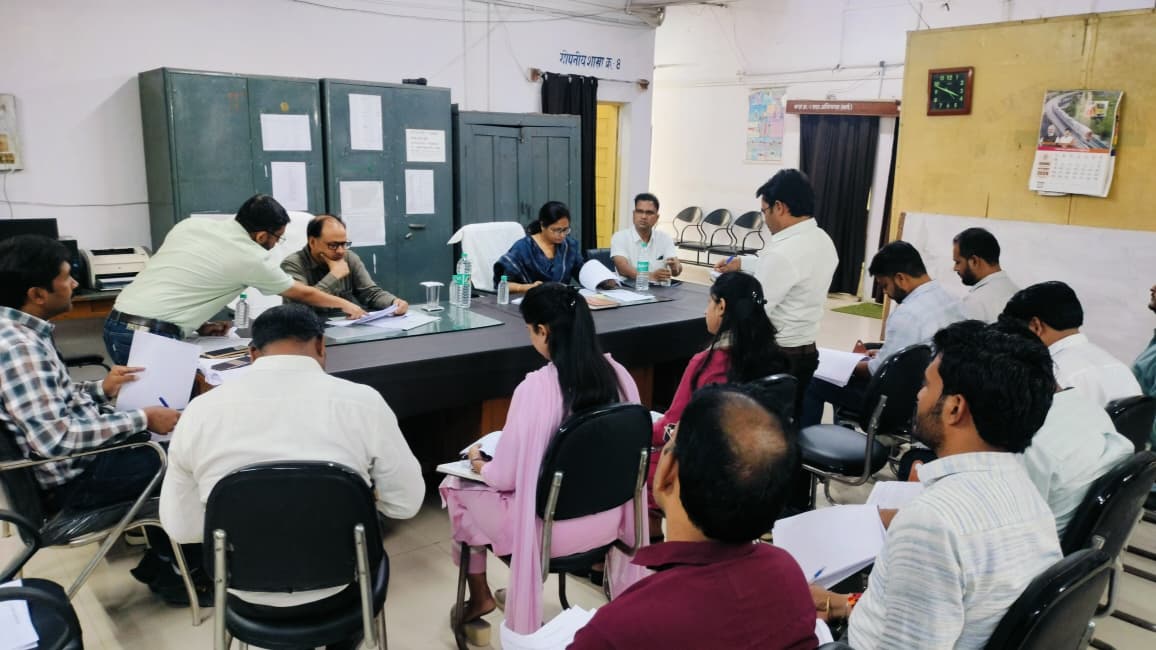 आज दिनांक 06.11.25 को मुख्य अभियंता  सागर क्षेत्र श्री डी कुमार द्वारा बीना व खुरई संभाग के अंतर्गत 33/ 11 केवी उपकेंद्र ख़िमलसा का निरीक्षण किया गया एवं बीना व खुरई संभाग के सभी अधिकारियों की समीक्षा बैठक ली गई।