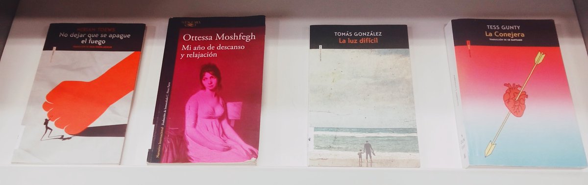 Voy a la biblioteca pública y me encuentro esta selección. 

Estoy en total armonía y comunión espiritual con el misterioso bibliotecario que ha seleccionado algunas de mis mejores lecturas recientes.

Y una especial querencia por lo que edita <a href="/sextopisoed/">Editorial Sexto Piso España</a> 🍸