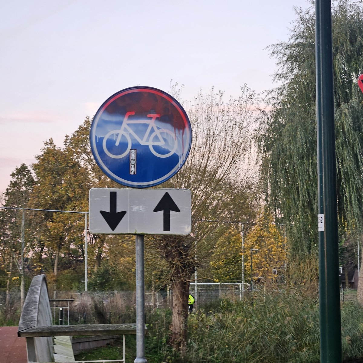 Nieuw verkeersbord in Veenendaal. Naast de voetbalvelden panhuis. Waarschijnlijk om de roden en blauwen uit elkaar te houden.