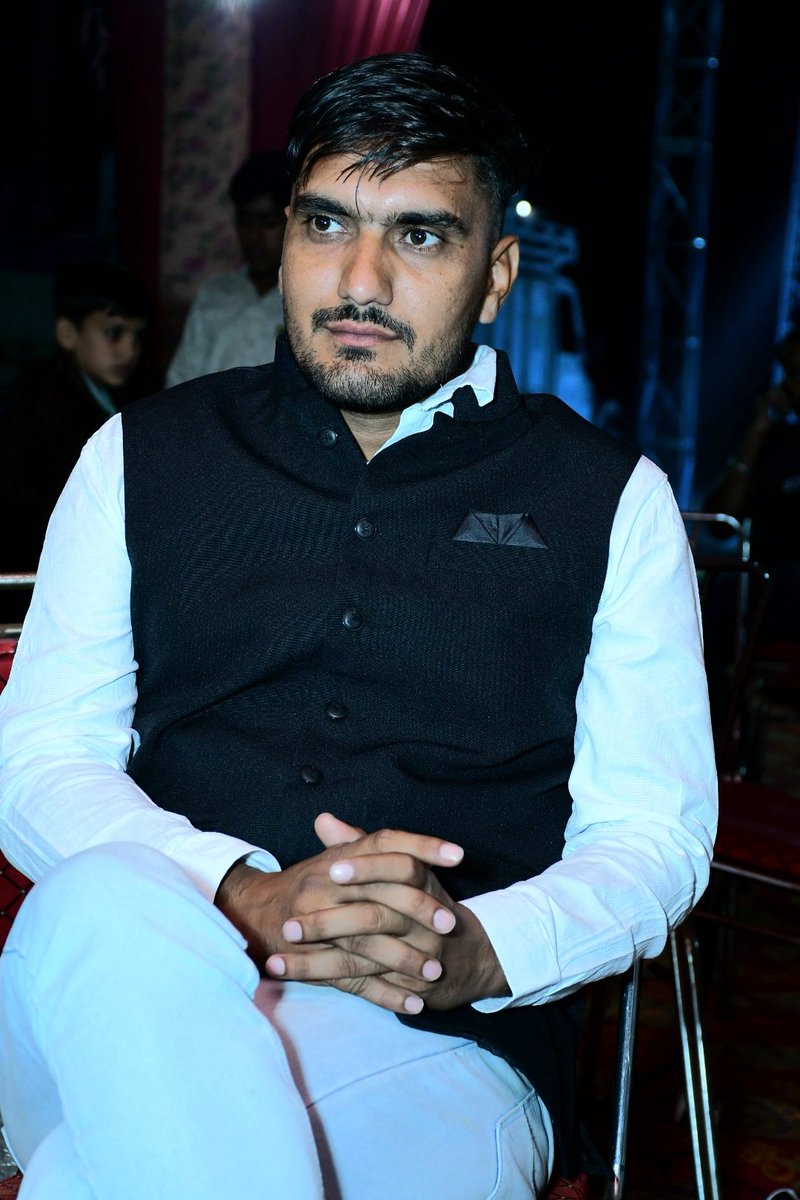 दिखावे की इस दुनिया मे

सादा जीवन जीता हु🙏🙏