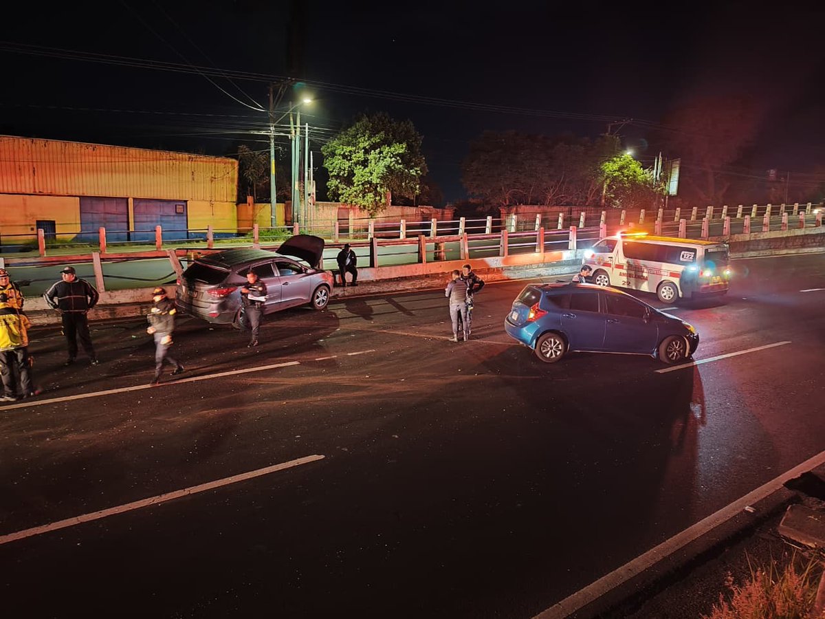 #AHORA <a href="/BVoluntariosGT/">Bomberos Voluntarios</a> reportan que en el kilómetro 18.5 de la ruta Interamericana, unidades laboraron para rescatar a una persona que se encontraba atrapada entre los hierros retorcidos de un vehículo luego de un accidente de tránsito | Vía <a href="/JCChanta_EU/">Juan Carlos Chanta</a>