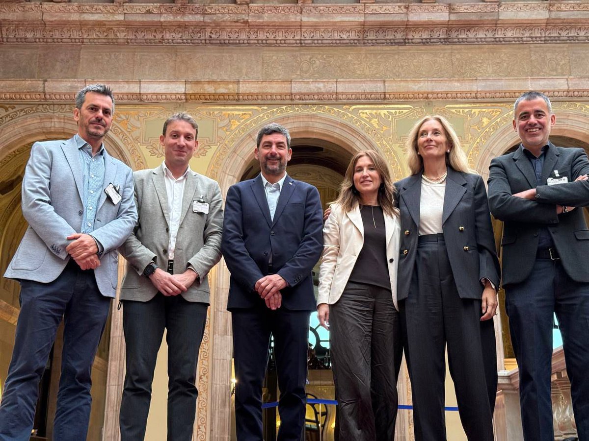 jcanadellb's tweet image. Avui hem rebut al @parlamentcat una representació de Clústers de Catalunya amb @NavarroDescals i @mangelsplanas per parlar de com reforçar-los per potenciar aspectes com la innovació transversal i la competitivitat