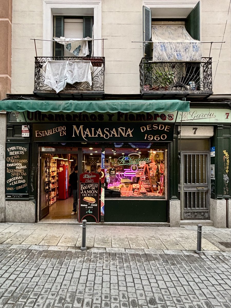 Madrid.

Tiendas de barrio que siguen sobreviviendo alrededor de cada vez más establecimientos sin personalidad.