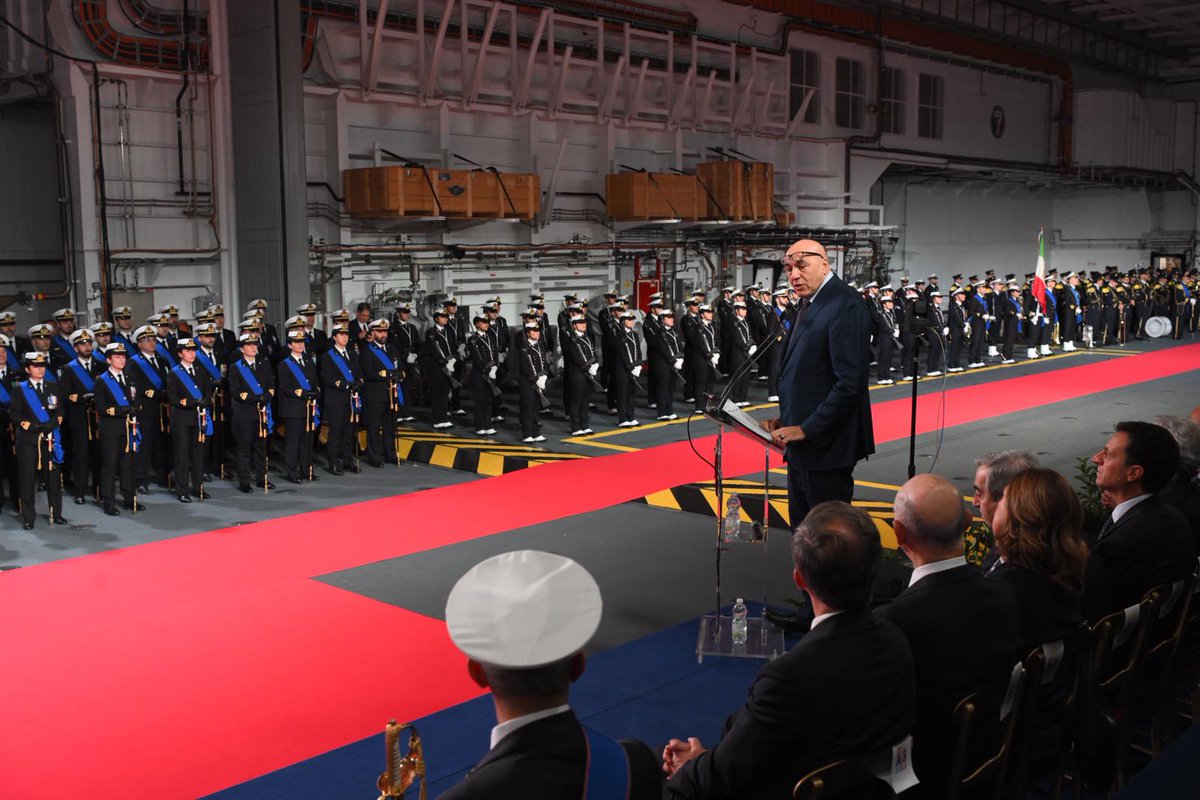 MinisteroDifesa's tweet photo. "La cerimonia di oggi è un passaggio di responsabilità che racchiude riconoscenza verso chi ha guidato la rotta e fiducia verso chi continuerà a tracciarla.
Ammiraglio Credendino, ha dedicato quarantacinque anni della sua vita al mare. Immagino non sia semplice oggi lasciare il timone della sua amata #Marina che ha saputo guidare unendo fermezza, tradizione e innovazione. Un percorso caratterizzato da nuovi traguardi e nuovi ambiti, come quello cyber e la dimensione subacquea, sempre in sinergia con le altre #ForzeArmate. Il Suo servizio ha costantemente avuto come punto di riferimento le persone, ben sapendo che non bisogna mai trascurare la parte umana e affettiva dei militari. Perché a loro la #Nazione chiede di più rispetto agli altri cittadini. Perché quando un militare perde la propria umanità, con essa perde i valori in cui crede e per cui è disposto a combattere. Grazie per la rotta tracciata.
Ammiraglio Berutti Bergotto, a Lei che oggi prende il comando va il mio augurio più sincero. Questa cerimonia segna l'inizio del suo lavoro, che sarà fatto di scelte non facili, spesso dirimenti, che saranno rilevanti non solo per il futuro della Marina, ma anche del #Paese. Un’importanza - quella delle #ForzeArmate - di cui cresce sempre più la consapevolezza nell’opinione pubblica e per la quale dobbiamo sempre più impegnarci. Perché una reale cultura della difesa rende una democrazia completa. Le affido una Forza Armata forte, composta da donne e uomini che non sono secondi a nessuno nel mondo. Ne abbia cura come un padre con i propri figli, perché è a loro che affidiamo la nostra difesa". Così il Min. @GuidoCrosetto alla Cerimonia di avvicendamento del Capo di Stato Maggiore della #MarinaMilitare