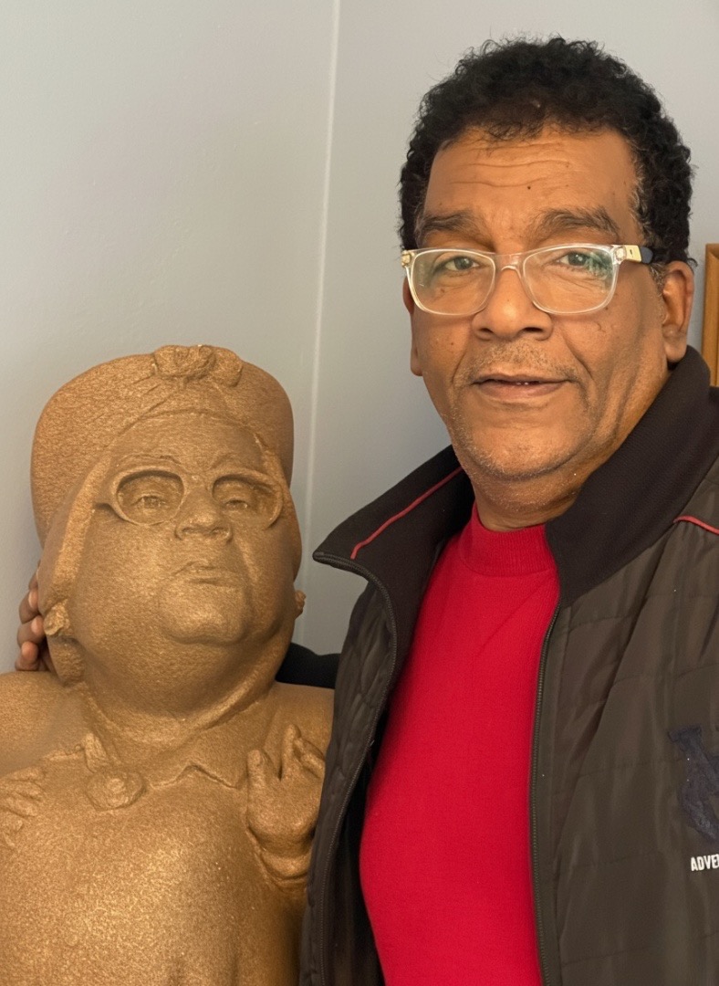 ألف رحمة ونور على أحمد عبد الله الجميل السيناريست الرائع المبهج الغزير المتطور البعيد عن الأضواء باختياره والقريب من الناس والقادر على التعبير عنهم من البداية وحتى النهاية. قلت أكثر من مرة خلال السنوات الماضية إنه كان أولى بالتكريم من أسماء كثيرة تم تكريمها والاحتفاء بها برغم أن