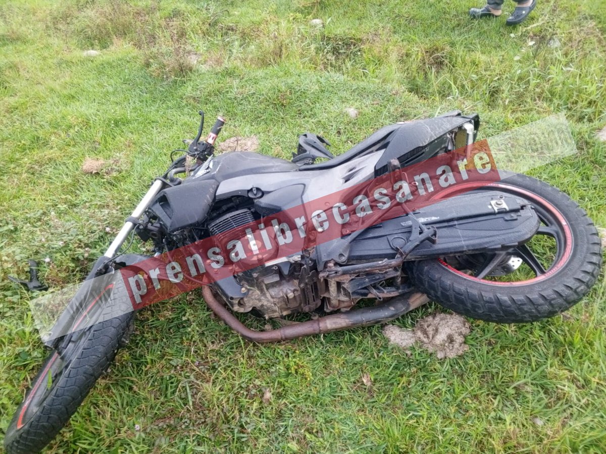 Prensalibcasan's tweet image. Un motociclista perdió la vida en el kilómetro 8+800 del tramo #Pore - #Trinidad. La víctima se salió de la carretera en el vehículo de Placa SFT28D, por razones que son materia de investigación, chocando con una cerca y quedando al interior de un potrero.
