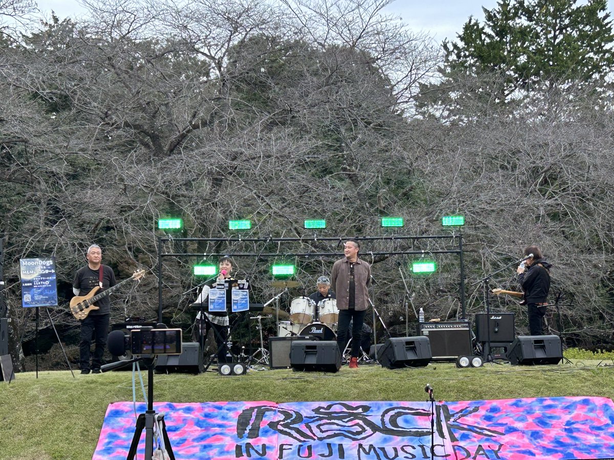 Coccyo's tweet image. 明日ね、 ( 11月7日 )
ロゼシアター小ホールで
moondogs🌙.*·̩͙🐕 ͗ ͗🎶
という ステキなバンドのライブがあるのです。

しかも 入場無料なんですよ🙊

18時     開場
18時半 開演

仕事終わりに 行くんですよ〜🎶
 #11月7日
 #富士市ロゼシアター
 #moondogs
 #ライブ
 #音楽好きさん集まれ