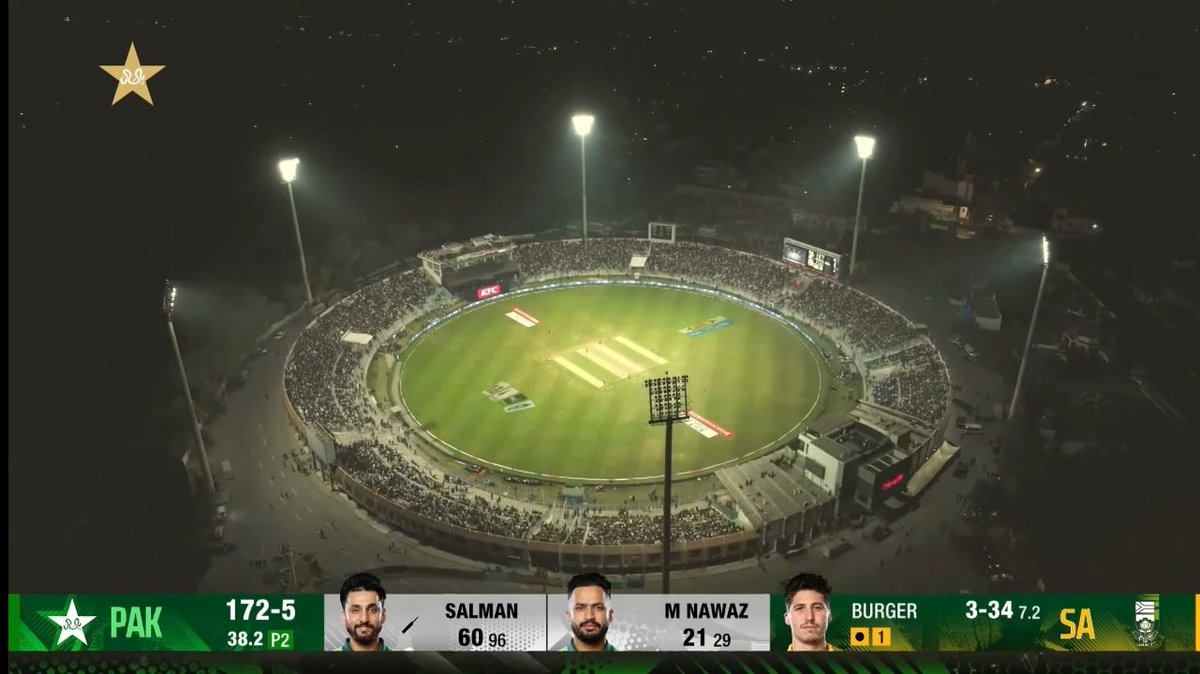 CallMeSheri1_'s tweet photo. 1st ODI - Housefull.
2nd ODI - Housefull.

HAT'S OFF TO FAISALABAD CROWD. 🔥🫡 https://t.co/EZYkECsKF4