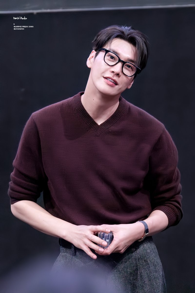 251105 영화 퍼스트라이드 무대인사
#김영광 도진

사복 무대인사는 짜릿한 거구나,,,🥹✨