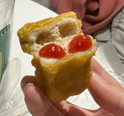 Irin__a_'s tweet photo. Who would've thought you could make Apple earphones out of chicken nuggets? lol! 🍗🎧😂 #CreativeThinking #ChickenEarphones https://t.co/Xez8mDkPCc