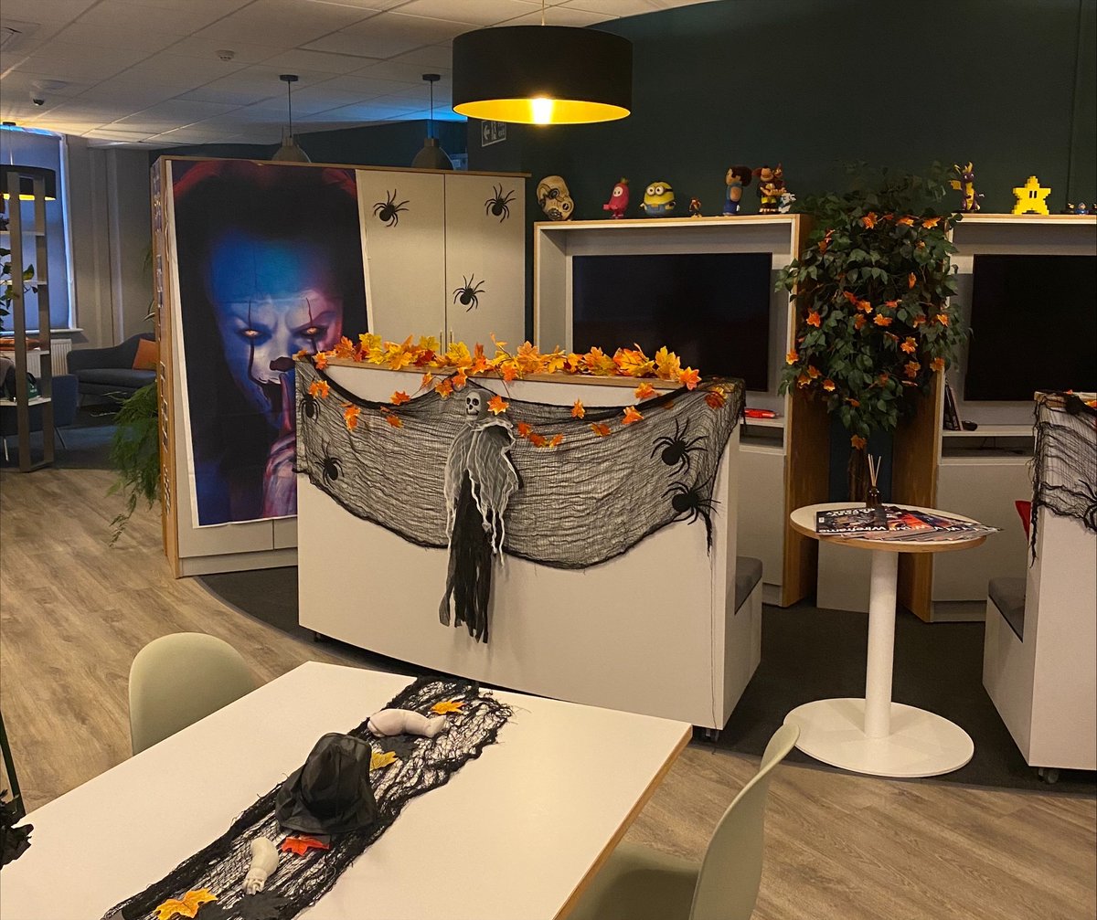 multiplayerdev's tweet image. Throwback to when our HQ got a little spooky 🎃👻🕷️

#WeAreMultiplayer #TBT #MPG #OfficeDecor #Halloween