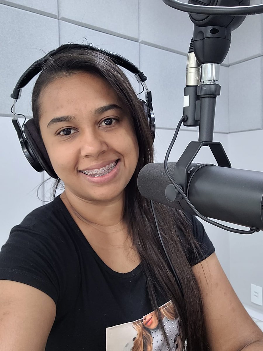 ipda98fm's tweet photo. A equipe da 98,1 FM de  votuporanga rádio Deus é Amor parabeniza a nossa locutora Vanessa Rodrigues pelo seu dia. Felicidades. Deus abençoe sempre.🎂🎉🎊🎉🎊 https://t.co/HcDaX6H6hK