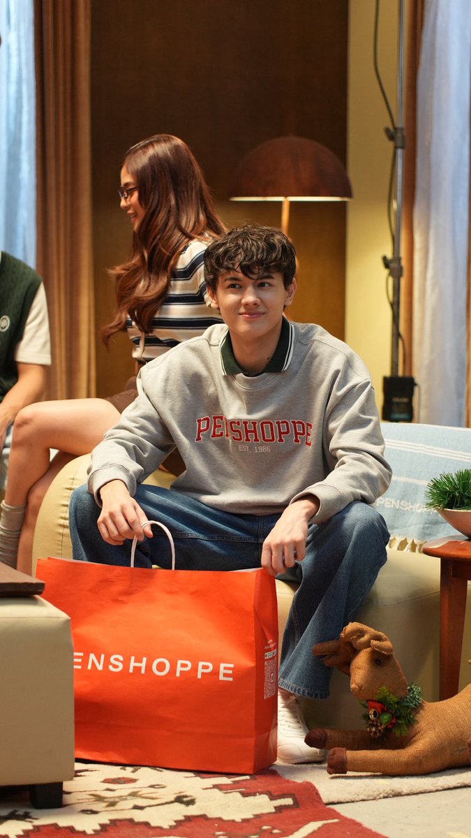 Smiling kasi may pang gift na ako 

BEARY HOLIDAYS with JOSH

#PenshoppeXJosh