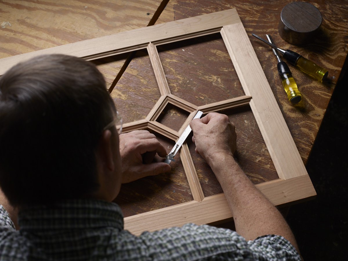 ConestogaWood's tweet image. In the hands of skilled craftspeople, wood transforms into precise, beautiful mullions. It’s not just manufacturing—it’s craftsmanship built on experience, care, and attention to every detail. #CabinetMaking #Craftsmanship #PrideInWork #WeCraft