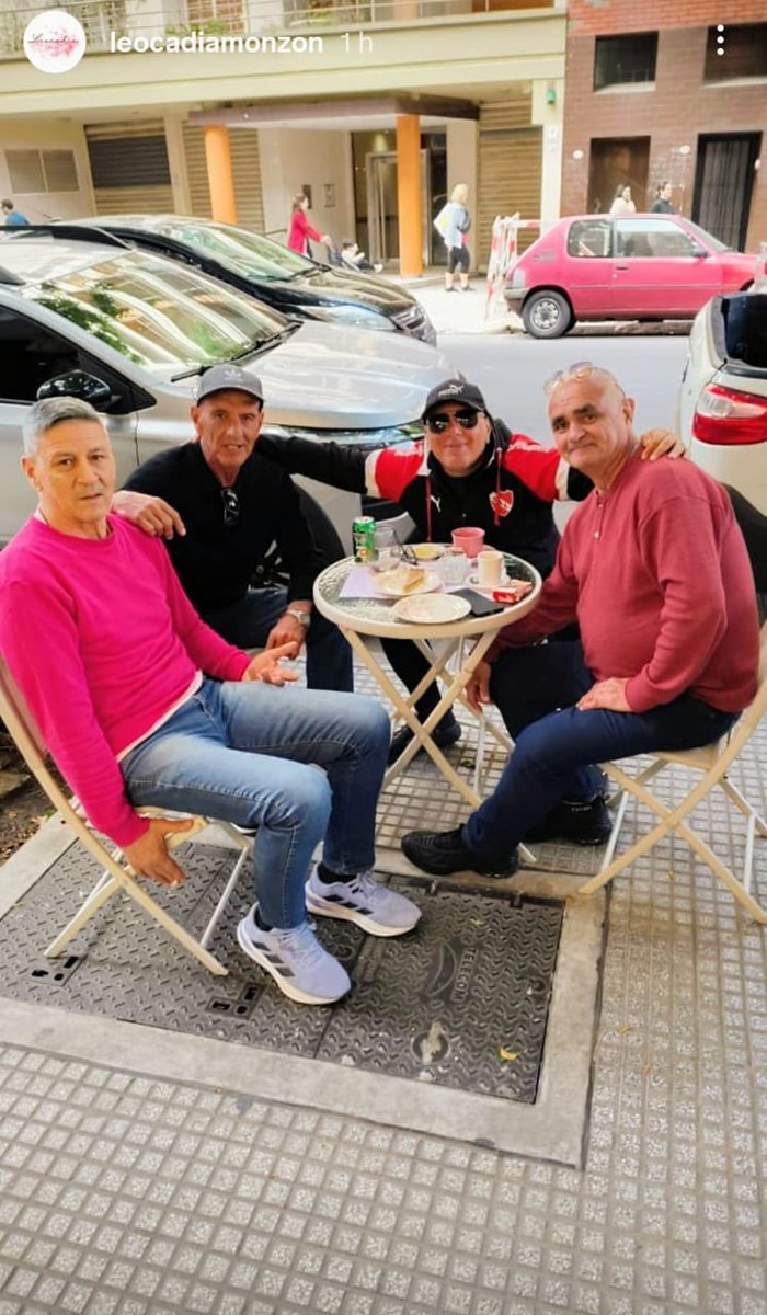 Hoy el Moncho Monzón recibió la visita de la Porota Barberón y sus amigos en su cafetería ubicada en la calle Hidalgo 318 del barrio de Caballito 

🇦🇹🏆🇦🇹