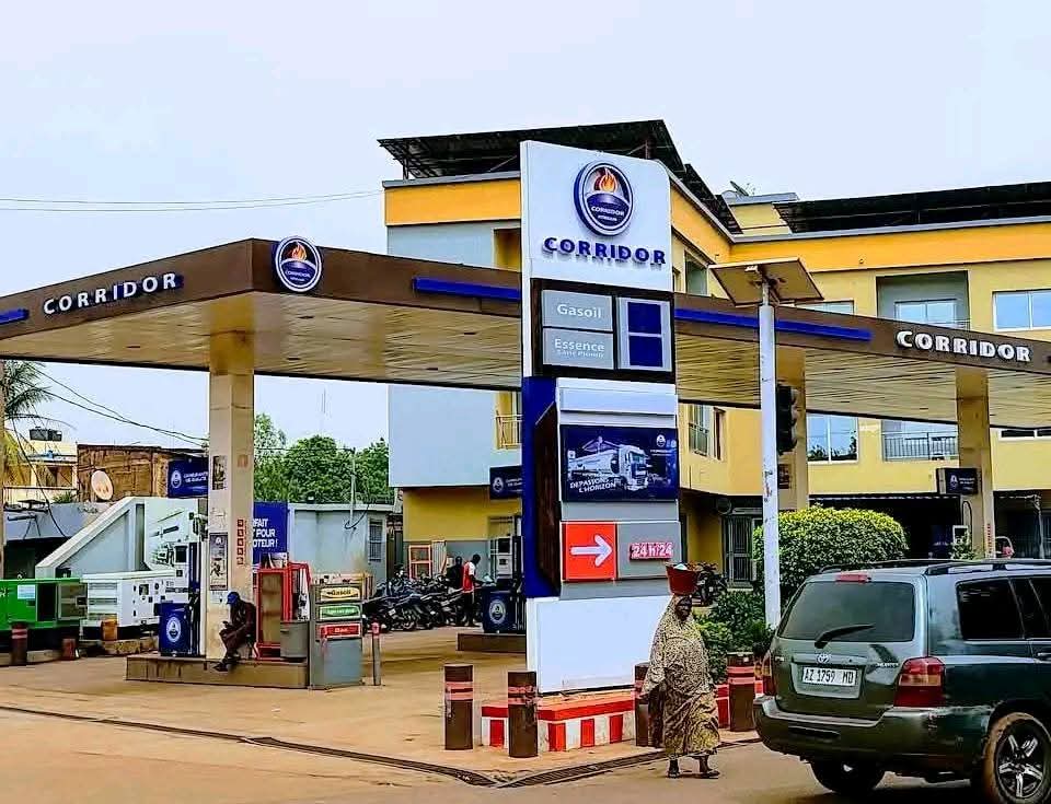 DelphineSankara's tweet photo. 🛑Mali🇲🇱/Le jeune milliardaire #Baylal_Djigué est à la tête de #Corridor_Petroleum, l'une des plus grandes sociétés pétrolières du Mali🇲🇱.
Il possède l'un des plus grands réseaux de distribution de #carburant du pays possédant des centaines de #citernes et d'essences.
1/2 https://t.co/qmft9femNp