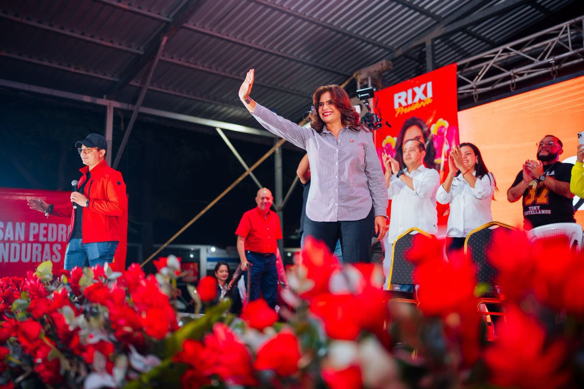 PartidoLibre's tweet photo. Desde el sector La Unión, San Pedro Sula, el pueblo se levantó una vez más por la justicia.

La próxima presidenta @riximga habló con claridad: no hay democracia sin igualdad, no hay desarrollo sin distribución de la riqueza, no hay justicia mientras unos pocos lo tengan todo y las mayorías sigan esperando. 

La Refundación es el camino de la justicia social, y ese camino le pertenece al pueblo unido, consciente y decidido. 🌺