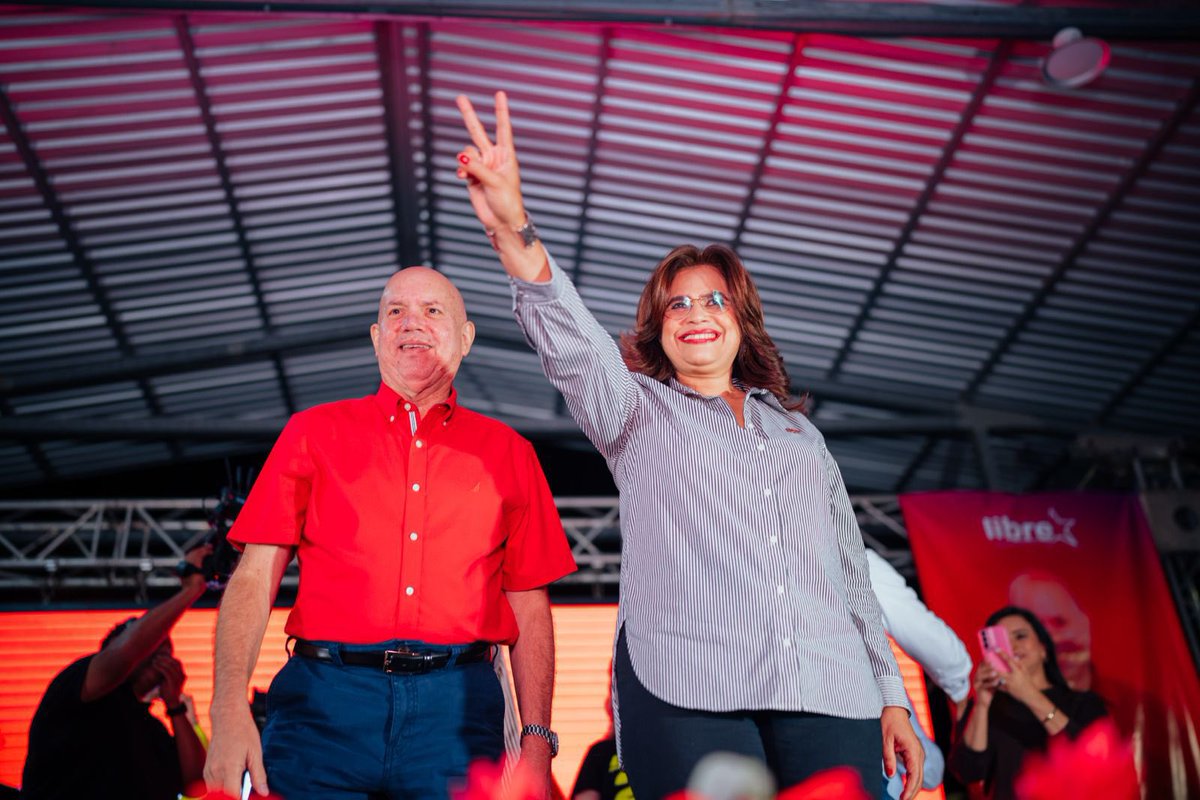 PartidoLibre's tweet photo. Desde el sector La Unión, San Pedro Sula, el pueblo se levantó una vez más por la justicia.

La próxima presidenta @riximga habló con claridad: no hay democracia sin igualdad, no hay desarrollo sin distribución de la riqueza, no hay justicia mientras unos pocos lo tengan todo y las mayorías sigan esperando. 

La Refundación es el camino de la justicia social, y ese camino le pertenece al pueblo unido, consciente y decidido. 🌺