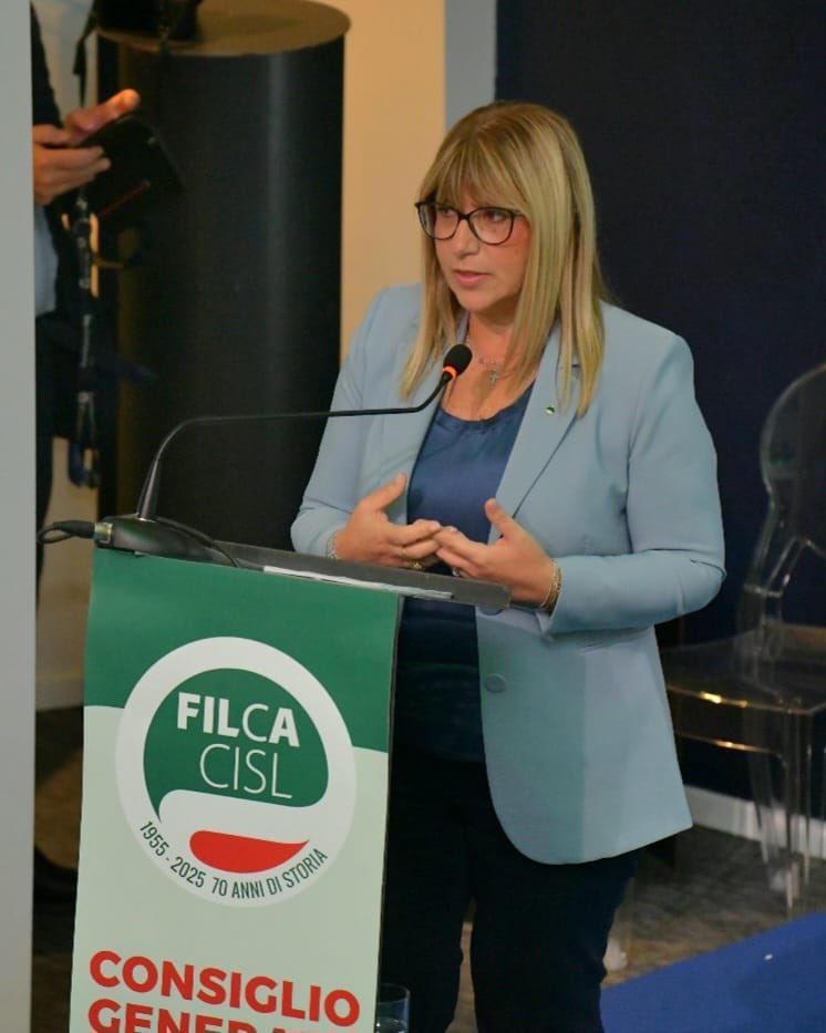 CislNazionale's tweet photo. #DanielaFumarola a Cg #Filca #Cisl :
<<Il mondo delle costruzioni è un settore trainante per la crescita. Lo dicono i dati: 124,8 miliardi di valore aggiunto nel 2024, pari al 5,7% del Pil totale, con un aumento di 156mila addetti su base annua, pari ad un 5% in più, che ha permesso di raggiungere i 3,3 milioni di occupati in totale. Cifra superiore persino ai livelli precedenti la crisi del 2008. Ma i prossimi mesi saranno cruciali, visto che nel 2026 arriveranno a termine gli investimenti legati al Pnrr. Dobbiamo assolutamente scongiurare il calo degli investimenti ed il blocco dei cantieri. Un passaggio che dobbiamo riuscire a governare insieme, con interventi concertati e organici. Serve, su questo come su tutte le altre questioni che riguardano la vita e il futuro del Paese, il “Patto della responsabilità” che abbiamo chiesto con forza al nostro Congresso>>. @FilcaCisl .