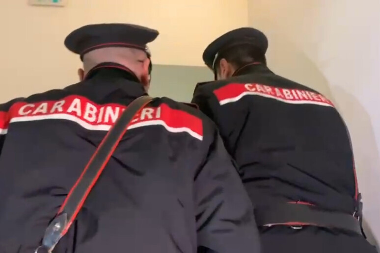 Radio1Rai's tweet image. 🔵#Botte nel centro per #disabili di Cuneo 'Per Mano': 21 gli indagati, di cui 6 arrestati e 11 con divieti di avvicinamento; 4 sono ancora a piede libero. I Carabinieri parlano di "registrazioni aberranti con gli ospiti in condizioni psicofisiche di assoluto disagio".