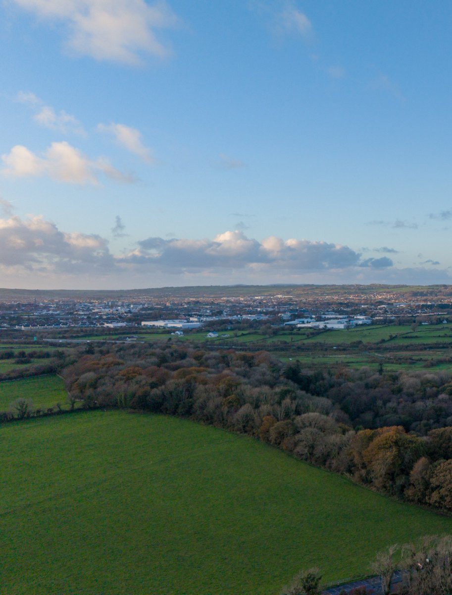 DiscoverKerry_'s tweet image. Looking to visit Trá Lí this month? Here’s some must-do’s 👇

🎪 Circus Festival (Nov 6–9)
💦 Splash at @AquaDome 
🚴‍♀️ Cycle Tralee–Fenit Greenway
🕯 Local gifts @thelighthousecandle
🍻 Music, craic &amp;amp; friends in a Pub

Explore:discoverkerry.com/explore/region…
 #Tralee #DiscoverKerry