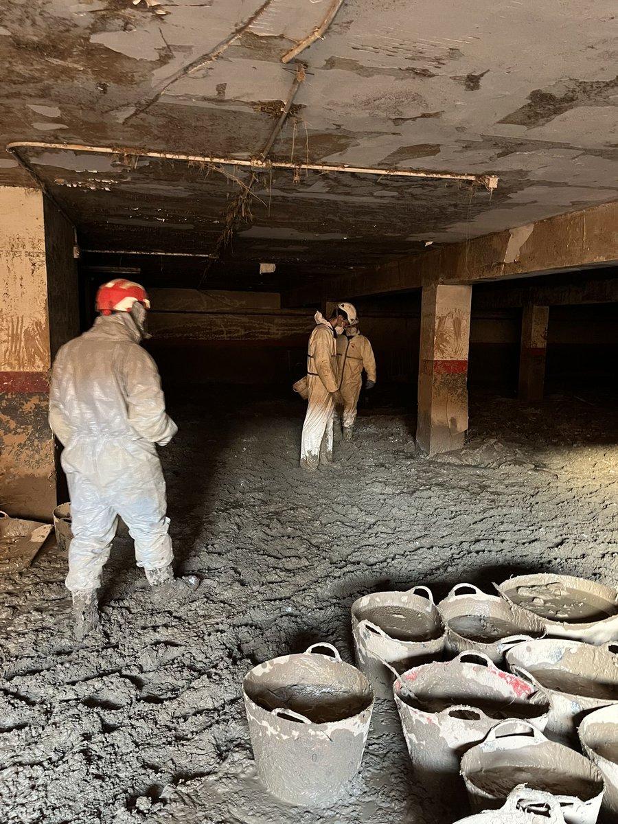 ❤️‍🩹 “Adoptamos el concepto de mobiliario urbano basado en cemento porque nos parecía buena idea devolver a la sociedad el lodo que tanta miseria y terror ha causado” López #CENIM

🤝 Ana Guerrero, Eloy Asensio e Israel Montero <a href="/IETorroja/">Instituto E. Torroja</a> &amp; <a href="/phmyrsa/">Montalbán y Rodríguez | Prefabricados de hormigón</a>

📰 elespanol.com/omicrono/tecno…