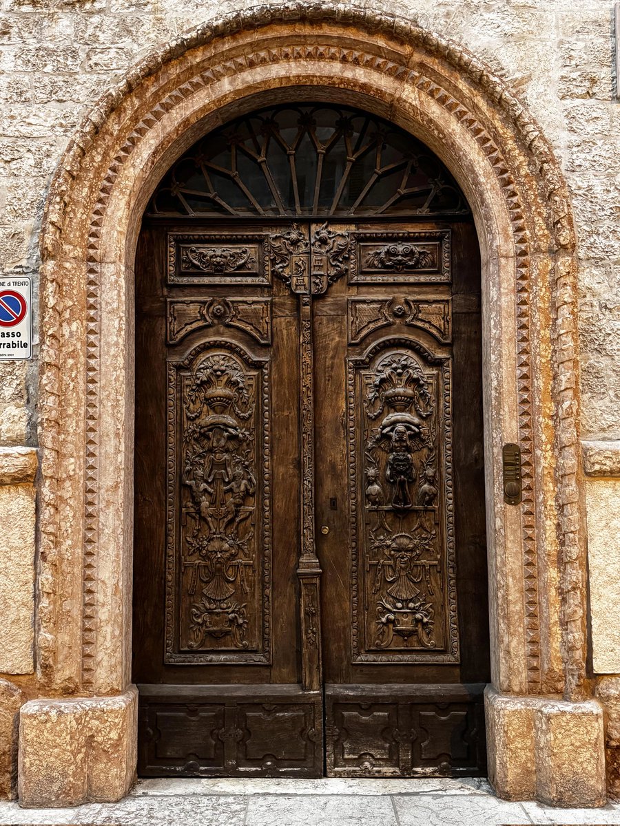 LeoDaVinciWave's tweet photo. This is the portal (doorway) of the Palazzo Conci in Trento, Italy 🇮🇹. https://t.co/M1WXUEdzue