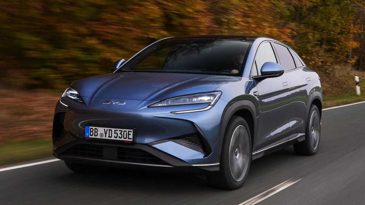 BYD Türkiye'nin bir kazığı daha ortaya çıktı:  

2.389.000 TL fiyatı ile fırsat (!) olarak satışa sunulan BYD Sealion 7'nin 71.8 kWh bataryalı versiyonu Azerbaycan'da daha güçlü motoru, daha hızlı 180 kW şarjı (bizdeki 150 kW) ve 12 hoparlörü (bizdeki 10 hoparlör) ile 54.300