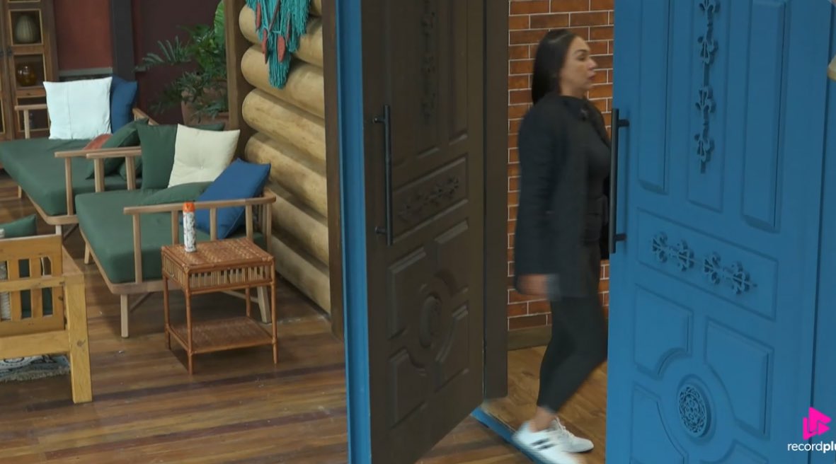 Dantinhas's tweet photo. Yoná para Fabiano: “VAI DORMIR QUE TEU MAL É SONO!” #AFazenda https://t.co/jtSHMqrwNa