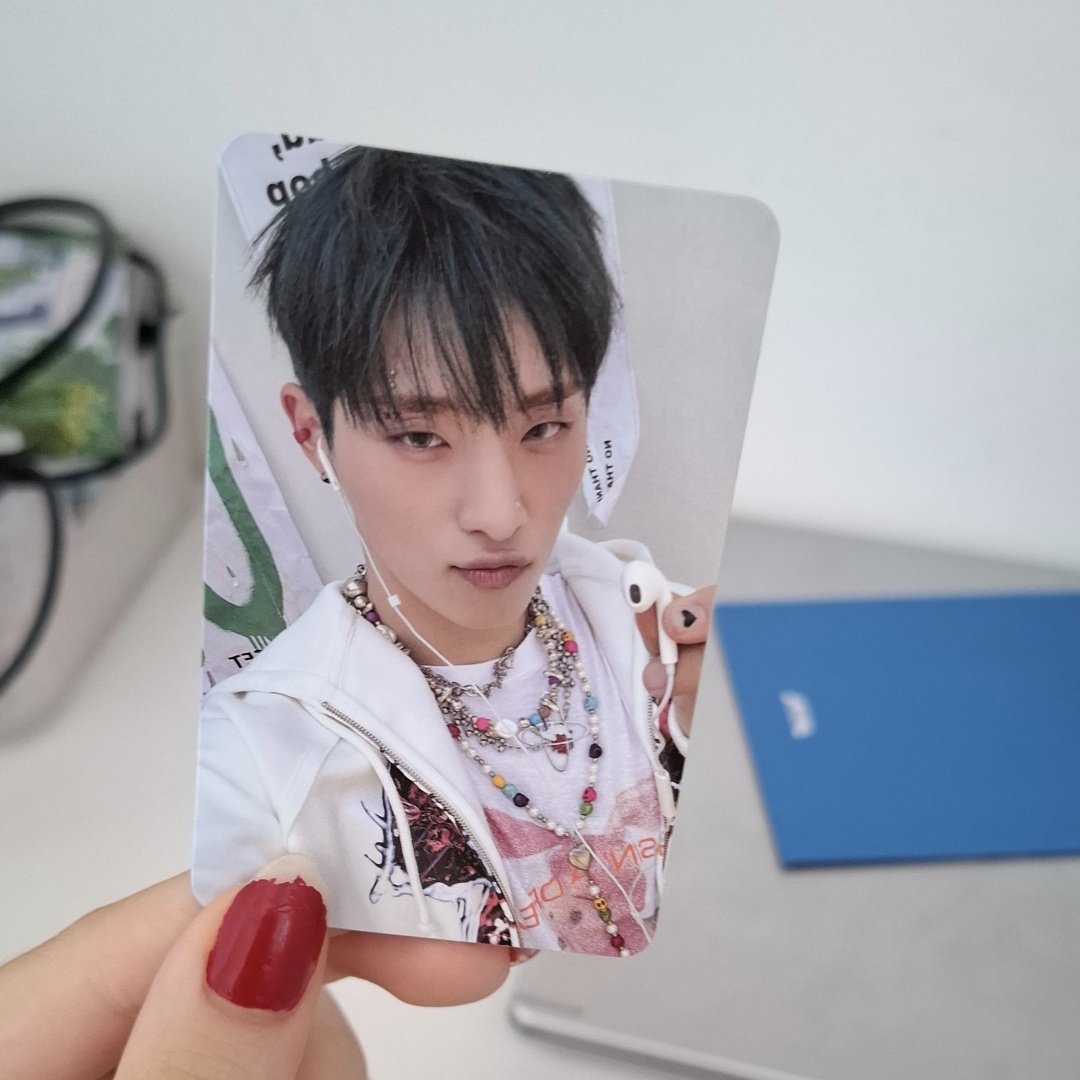 kyobicudo's tweet photo. the idol.                vs.           the photocard https://t.co/hNDYwXh2QP