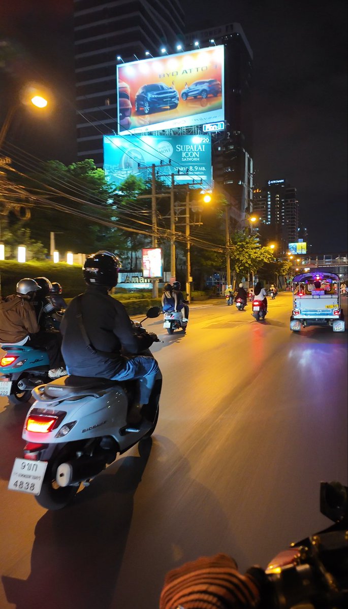 andrewcodesmith's tweet image. A day as a digital nomad in tech in Bangkok 🇹🇭 

- 5 hours coding in a library 
- 10 minutes deciding which random snack to get in 7Eleven
- 4 minutes devouring a mango sticky rice
-2 hours exploring the city at night