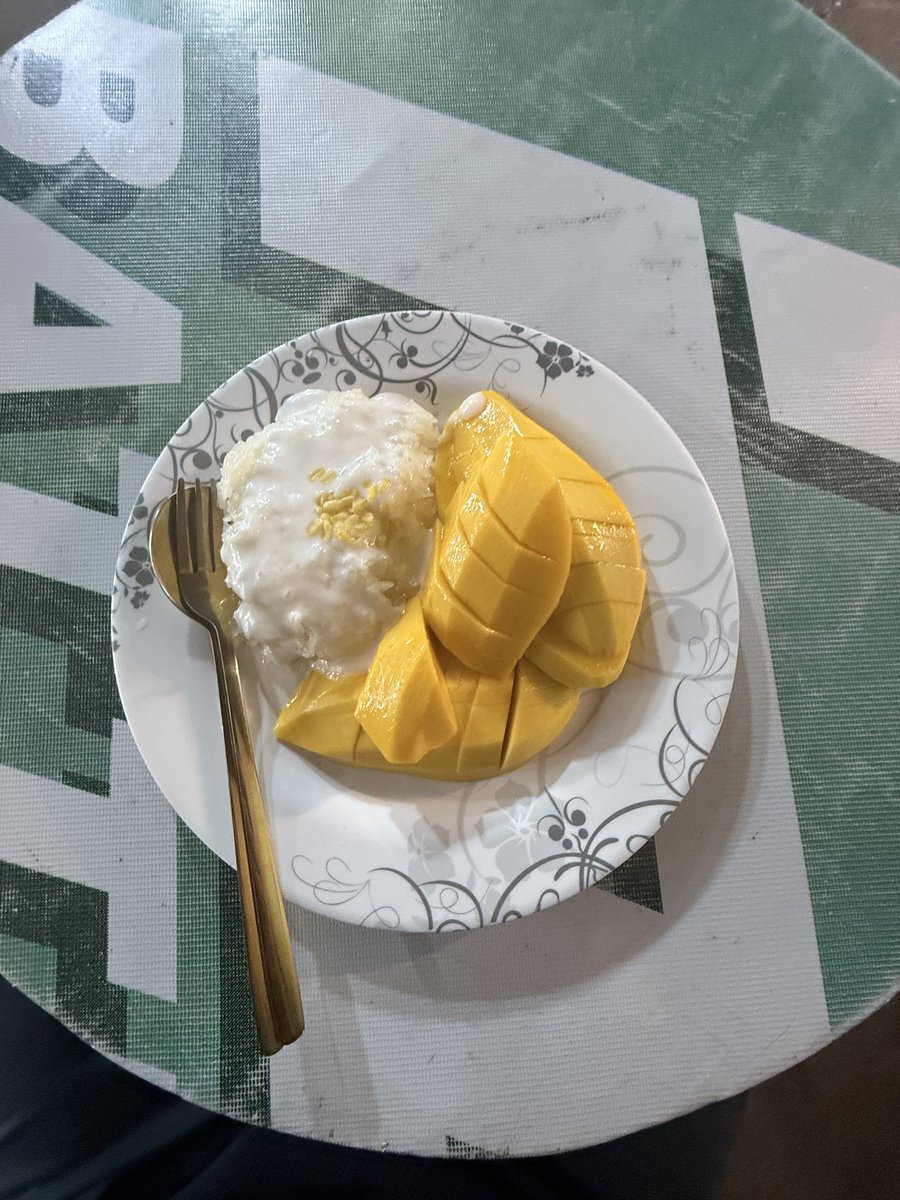 andrewcodesmith's tweet image. A day as a digital nomad in tech in Bangkok 🇹🇭 

- 5 hours coding in a library 
- 10 minutes deciding which random snack to get in 7Eleven
- 4 minutes devouring a mango sticky rice
-2 hours exploring the city at night