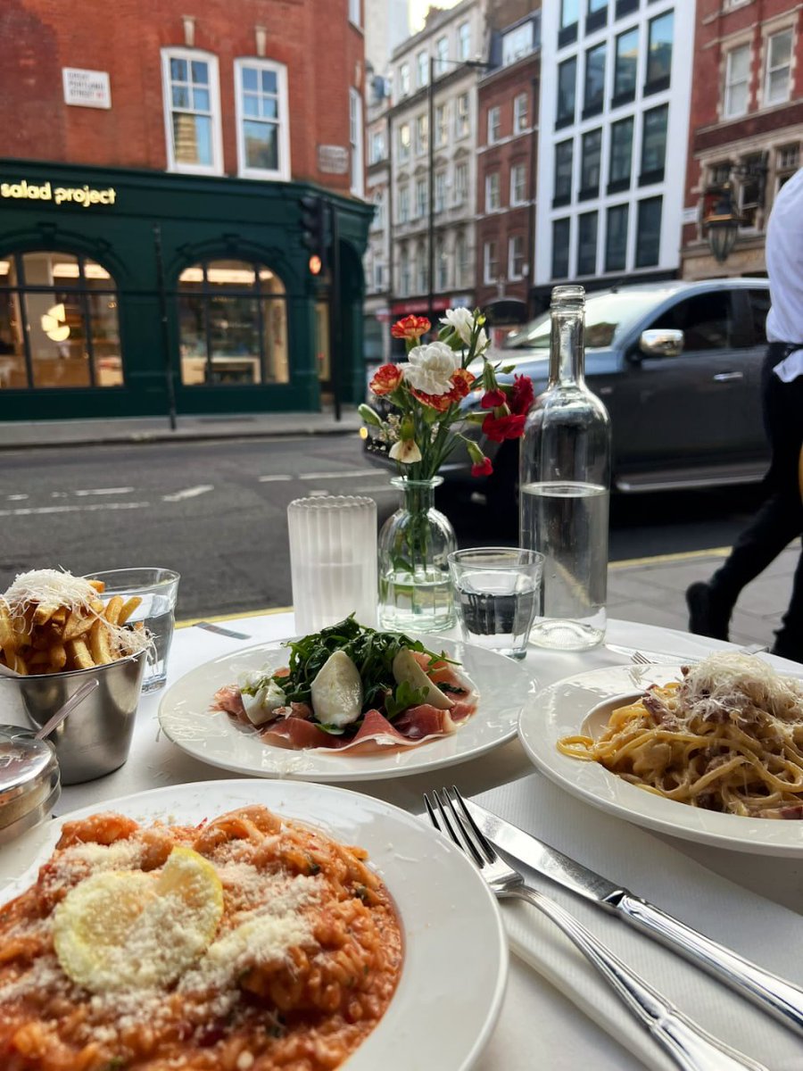 🌸 Lunchtime ✨

Enjoy a delicious Italian meal with friends on this sunny day. 🍝