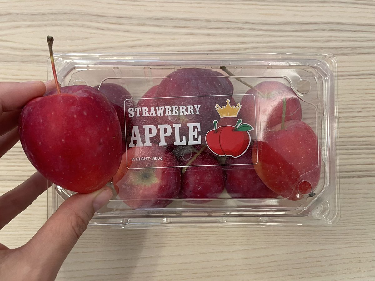 ストロベリーアップルとかいうふざけたものがあったので試しに買ってみたら…
美味しい！！😂

シャクシャクで甘くて日本のりんごのミニバージョンって感じだった🍎