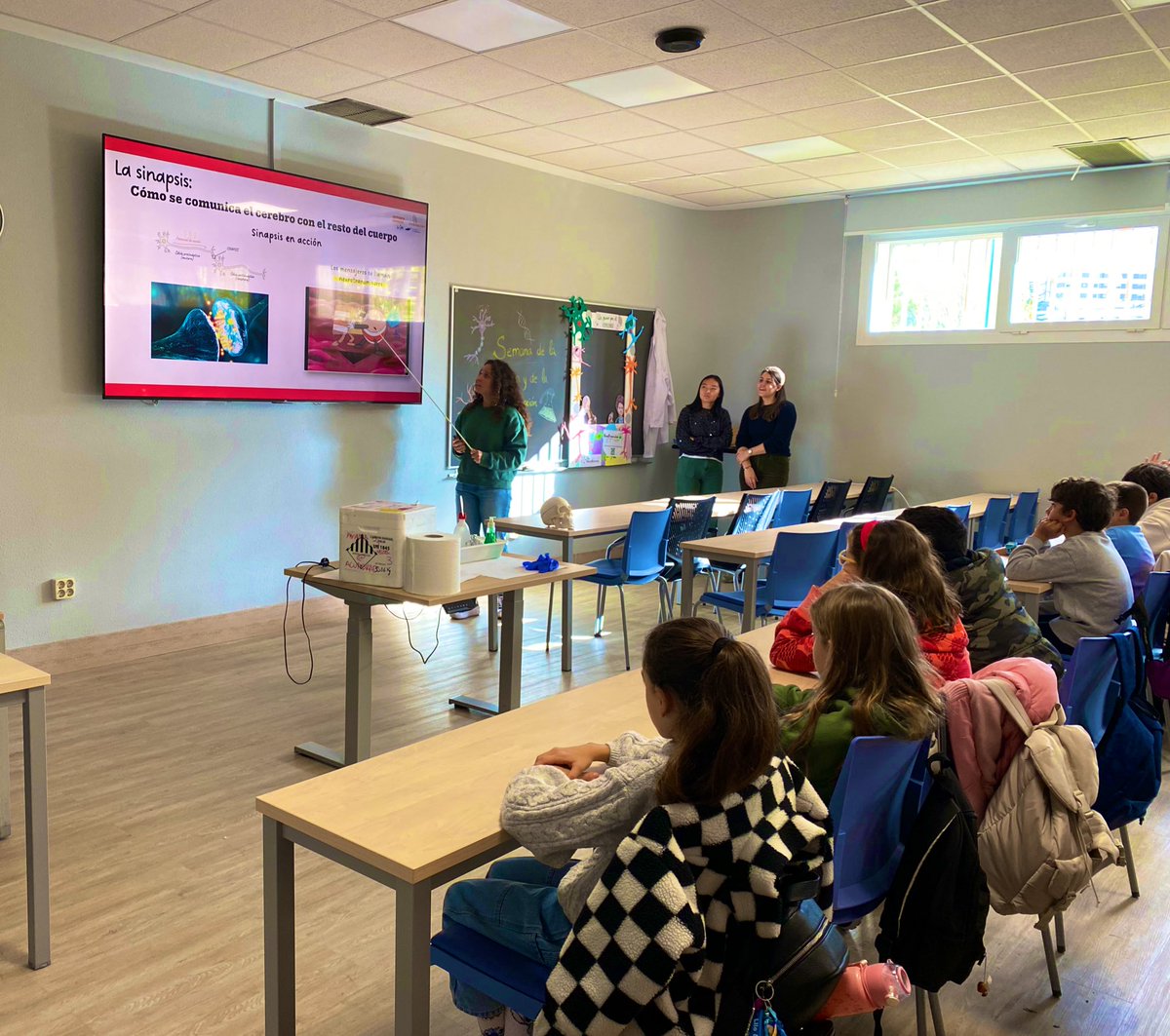 ¿Sabes qué tenemos dentro de la cabeza y qué pasa cuando no funciona bien? Hoy en #SemanaCienciaInnovación hemos recibido en <a href="/UAM_Medicina/">Medicina UAM</a> a alumnos de 5º de primaria del CEIP Andrés Segovia para hablar de todo ello 🧫🔬🧠 <a href="/UCCUAM/">UCCUAM</a>