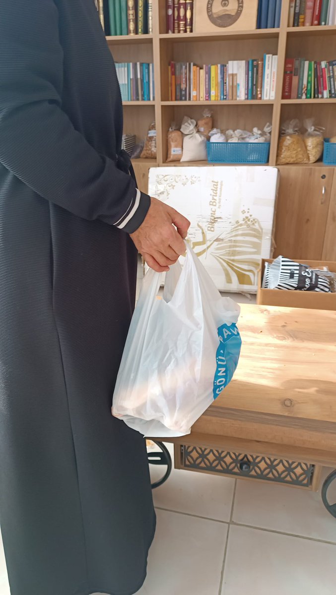 Gönül Damlası Derneği olarak, kıymetli hayırseverlerimizin bağışladığı adak kurbanlarını bölgemizde ikamet eden ihtiyaç sahibi ailelerimize dağıttık. Kesilen kurbanları, yapılan tüm hayır ve hasenatları, edilen duaları Cenab-ı Allah katında kabul etsin.