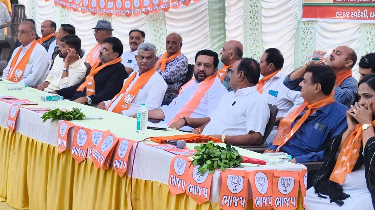 Kiritbhai_Patel's tweet image. આજે કેશોદ તાલુકાના બાલાગામ ખાતે આયોજિત આત્મનિર્ભર ભારત સંકલ્પ અભિયાન અંતર્ગત યોજાયેલ સ્નેહમિલન કાર્યક્રમ માં ઉપસ્થિત રહેવાનો સુઅવસર મળ્યો.🇮🇳
આ કાર્યક્રમ દ્વારા ગ્રામ્ય સ્તરે આત્મનિર્ભરતા, સ્વરોજગાર અને સ્વાભિમાનના સંકલ્પને નવી દિશા મળી રહી છે. સ્થાનિક યુવાનો અને બહેનોમાં ઉર્જા,…