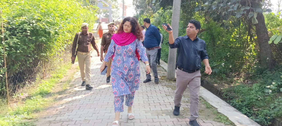 आज महोबा के रहेलिया स्थित चन्देल कालीन सूर्य मन्दिर का निरीक्षण किया गया।पर्यटन के दृष्टिकोण से,निरीक्षण के दौरान सूर्य मन्दिर परिसर की व्यवस्थाओं को दुरुस्त करने,सूर्य कुण्ड,रहेलिया सरोवर आदि स्थलों की सफाई कराने,सूर्यकुण्ड पार्क का निर्माण तथा सूर्यमंदिर मार्ग को गड्ढा मुक्त