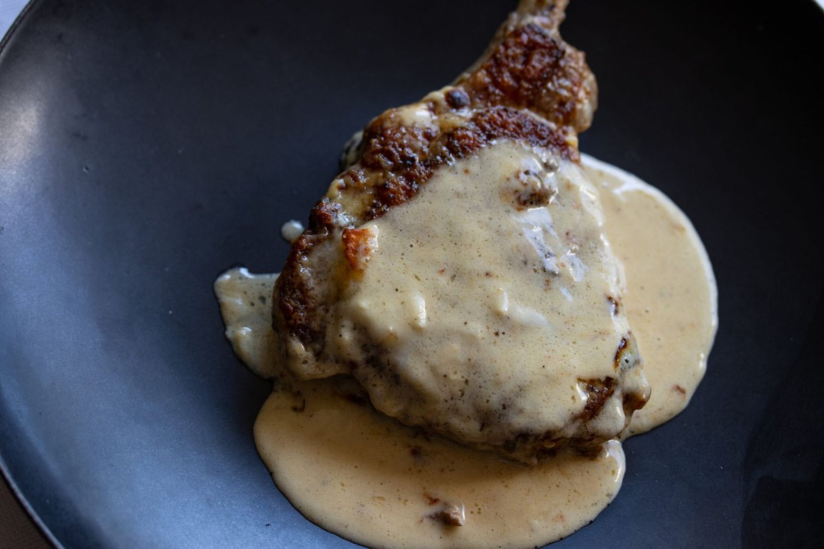 giangiskitchen's tweet image. Tender, golden, and creamy✨
These Bone-In Pork Chops with Cheese are a French classic. Rich, comforting, and so simple to make.

giangiskitchen.com/cheese-pork-ch…

#GiangisKitchen #PorkChops #FrenchRecipes #CheeseLovers #EasyDinner