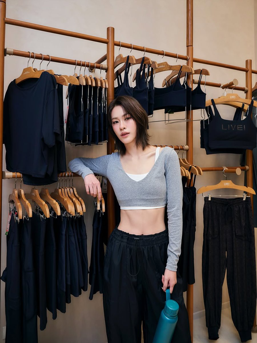 emibonnyupdates's tweet photo. instagram update 🧡
IG: emiamily
‘Celebrating the opening of LIVE! @.liveactivewear movement with meaning, blending design, performance, and sustainability. 📍Dusit Central Park, 2nd floor Line: @.liveactivewear.th #LiveActivewearTH #teamliveth #LiveActivewear #TANACHIRA’ https://t.co/gNC6AEarVw