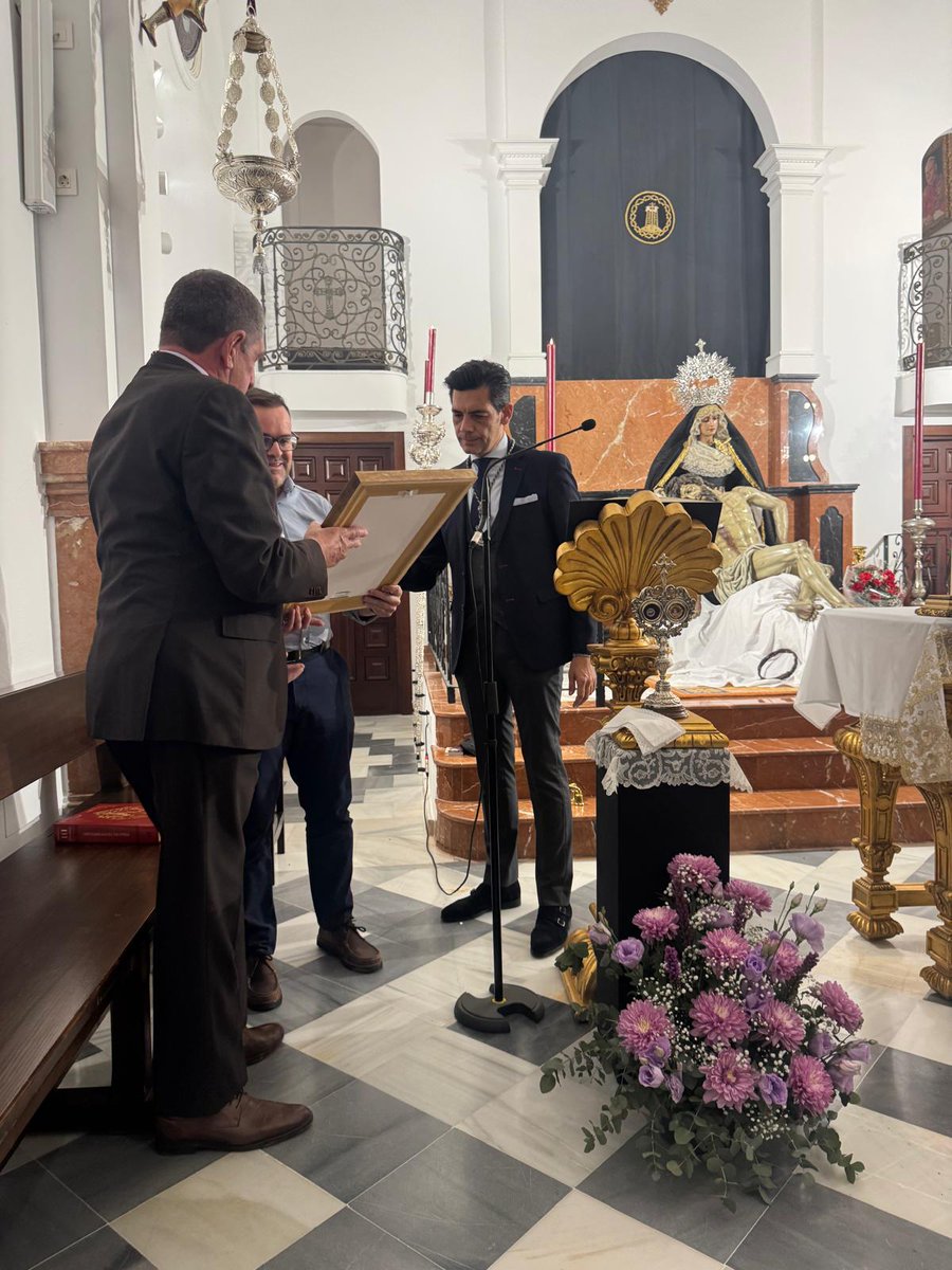 🪻 Ayer celebramos la Función en honor a Santa Ángela de la Cruz, llena de fe y hermandad. Se entregó un presente a D. Juan Manuel Castro Hormigo por su generosa colaboración. Gracias al Coro de Santa Ángela por la belleza de sus cantos. 💜