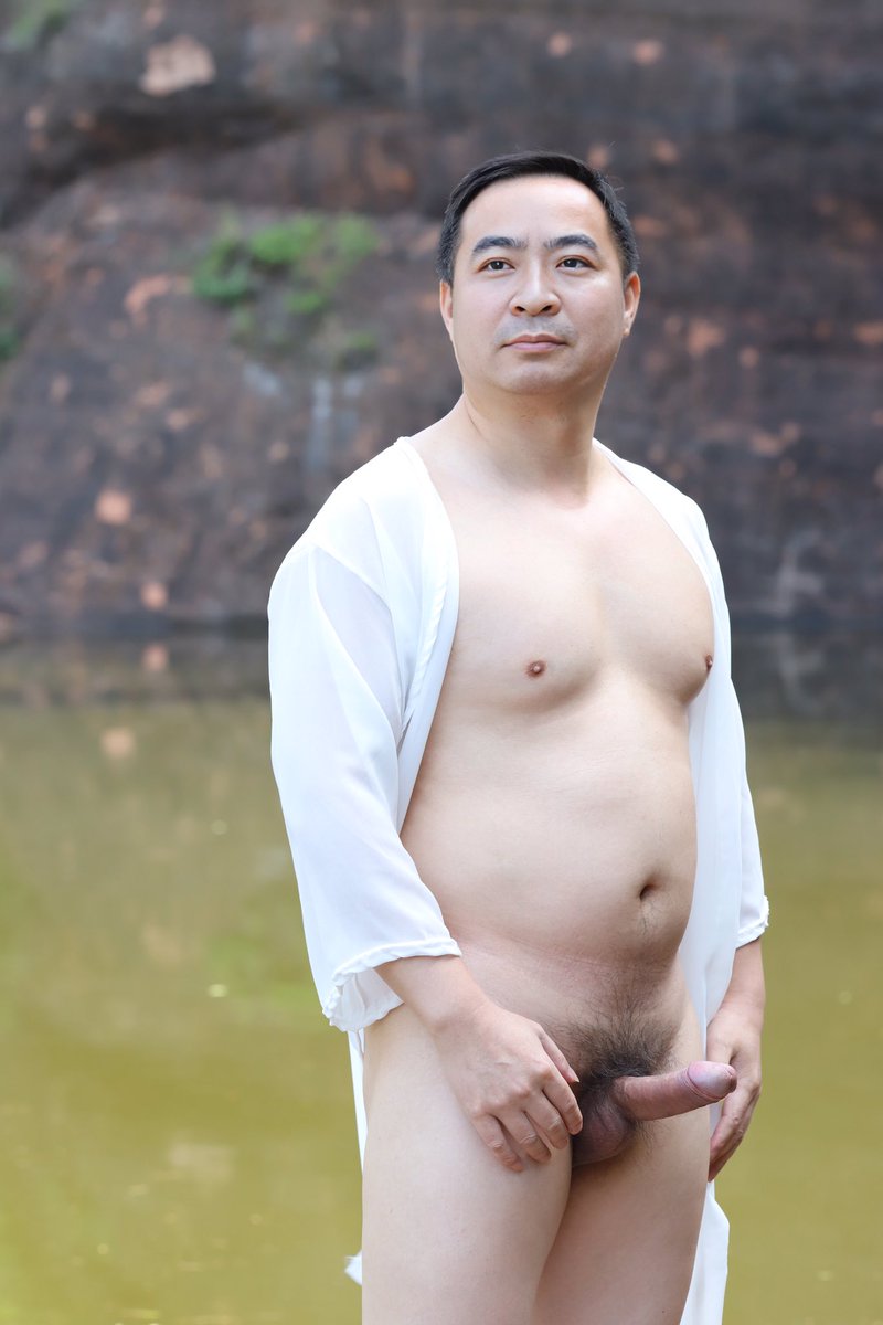 有些人喜欢瞎bb，没用135mm定焦拍过就总觉得这也AI，那也AI，但凡虚化大一点就是AI，你觉得是AI就当AI看吧，只是别喷